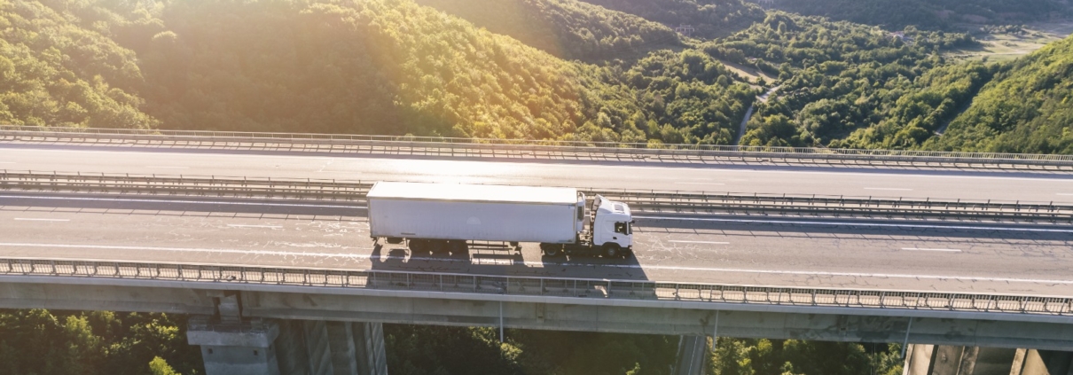 O artigo aborda o transporte rodoviário, uma modo de transporte que é responsável por movimentar a maior parte das cargas em todo o mundo.