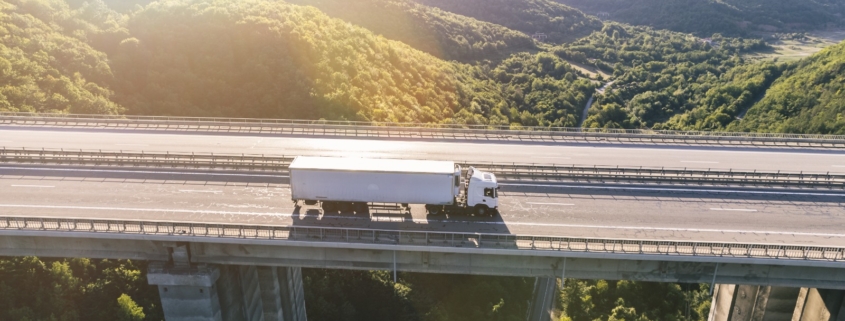 O artigo aborda o transporte rodoviário, uma modo de transporte que é responsável por movimentar a maior parte das cargas em todo o mundo.