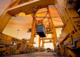 Explore os desafios da logística portuária e descubra como a Idealmex supera obstáculos através da inovação e sustentabilidade.